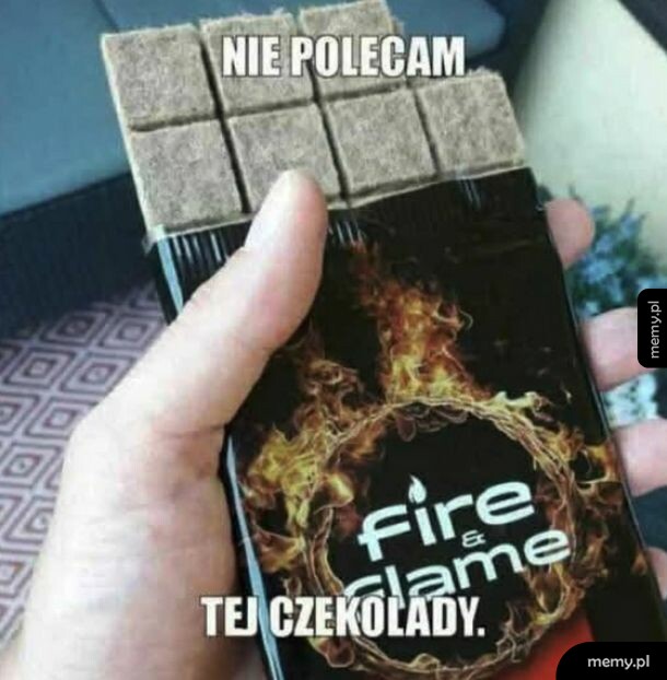 Ręka trzyma kostki rozpałki do grilla przypominające tabliczkę czekolady