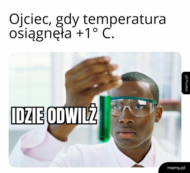Mężczyzna w laboratorium analizuje zielony płyn w probówce.
