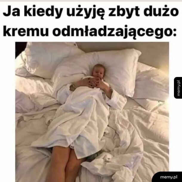 Dorosła osoba z głową małego dziecka leżąca w wielkim łóżku w szlafroku.