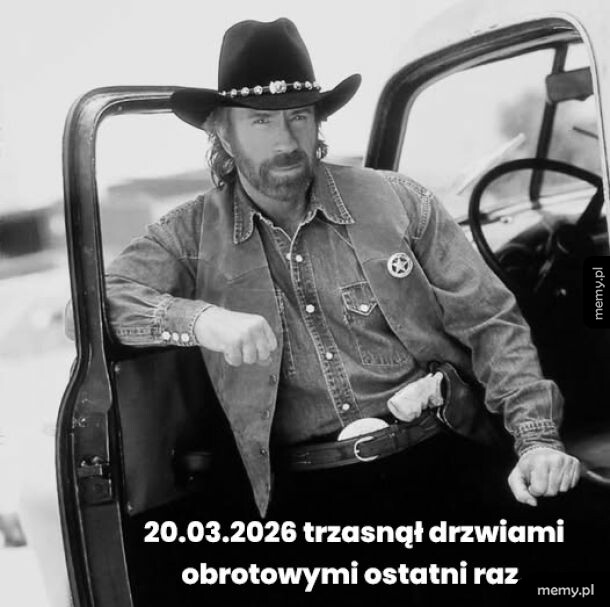 Chuck Norris w kapeluszu kowbojskim siedzi w samochodzie