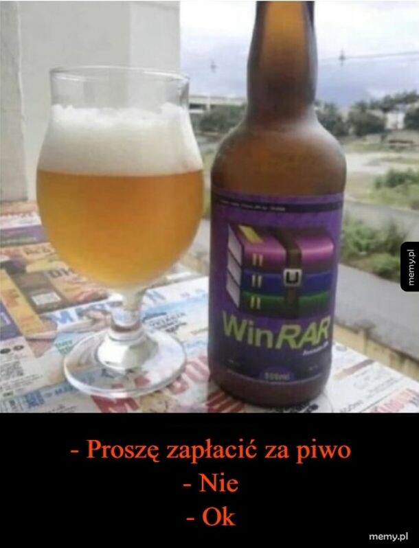 Szklanka piwa i butelka z etykietą programu WinRAR